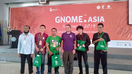 Neil McGoven, tiga dari kanan, selaku keynote speaker dalam GNOME.Asia Summit 2019