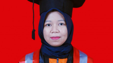 Potret senyum Ayudya yang bangga dengan toga kelulusannya Potret senyum Ayudya yang bangga dengan toga kelulusannya