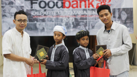 Penyerahan donation bag kepada adik-adik Yayasan Nurul Khalifah Rahmatullah.