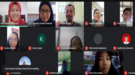 Ekspresi sesi foto bareng pada akhir webinar Ekspresi sesi foto bareng pada akhir webinar