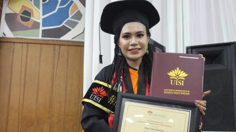 Senyum bangga Orpa Yakarimilena menjadi lulusan terbaik UISI di Wisuda ke-3