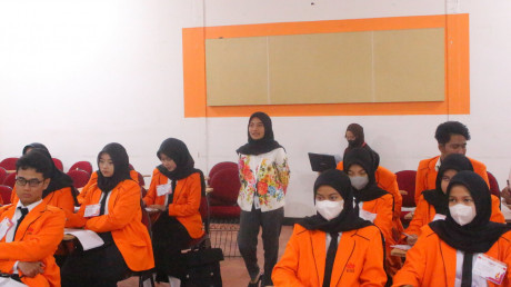 Pemaparan materi oleh pemandu untuk para peserta LKMM-TD UISI 2023 Pemaparan materi oleh pemandu untuk para peserta LKMM-TD UISI 2023