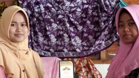 Serah terima plakat UISI dari Ngatini  terhadap Iswatunnajwa, anggota Batik Tehnik Center Serah terima plakat UISI dari Ngatini  terhadap Iswatunnajwa, anggota Batik Tehnik Center
