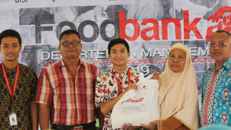 Pemberian donation bag secara simbolis kepada warga oleh Kahima Manajemen dan Ketupel Foodbank Vol.4