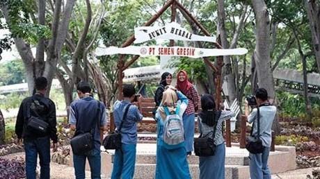 Siswa SMA N 1 Tuban berfoto di taman eks penambangan Siswa SMA N 1 Tuban berfoto di taman eks penambangan