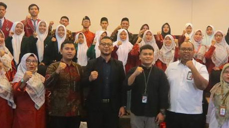 Perwakilan dari 74 Madrasah Aliyah se-Kabupaten Gresik bersama 25 siswa turut hadir.