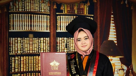 Kebahagiaan Adkhilna Hurin 'Ainun Berhasil Raih Gelar Wisudawan Terbaik UISI