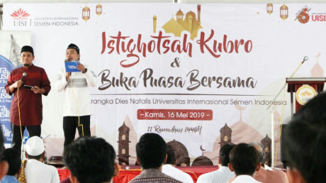 Pembawa acara istighosah kubro dan buka bersama keluarga besar UISI menyapa hadirin. Pembawa acara istighosah kubro dan buka bersama keluarga besar UISI menyapa hadirin.