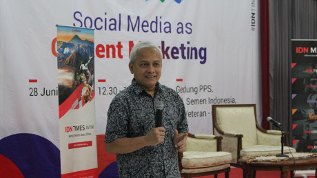 Ekspresi bahagia Prof. Dr. Ing. Herman Sasongko ketika membuka workshop bersama IDN Times Ekspresi bahagia Prof. Dr. Ing. Herman Sasongko ketika membuka workshop bersama IDN Times