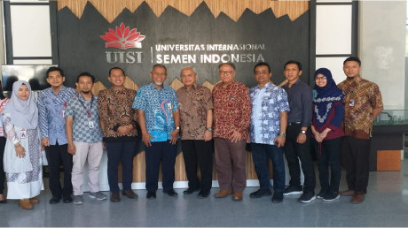 Jajaran perwakilan UISI bersama perwakilan ITTelkom Surabaya