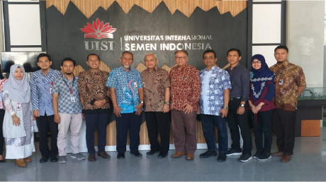 Jajaran perwakilan UISI bersama perwakilan ITTelkom Surabaya Jajaran perwakilan UISI bersama perwakilan ITTelkom Surabaya