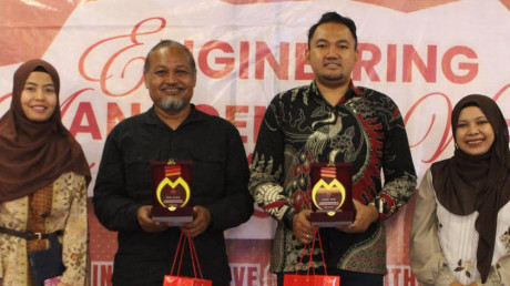 Narasumber dari PT Petrokimia Gresik dan Ecoton berbagi wawasan mengenai implementasi industri berke