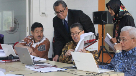 Tim penilai dari BAN-PT saat visitasi akreditasi di UISI Tim penilai dari BAN-PT saat visitasi akreditasi di UISI