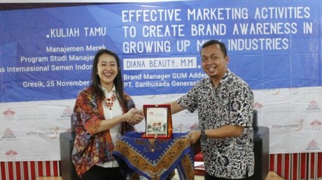 Penyerahan Cinderamata UISI, dari kiri Diana Beauty dan Aditya Narendra Wardhana Penyerahan Cinderamata UISI, dari kiri Diana Beauty dan Aditya Narendra Wardhana