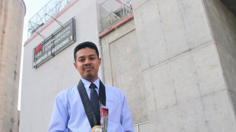 Eky Masbuchin wisudawan dengan IPK Terbaik Eky Masbuchin wisudawan dengan IPK Terbaik