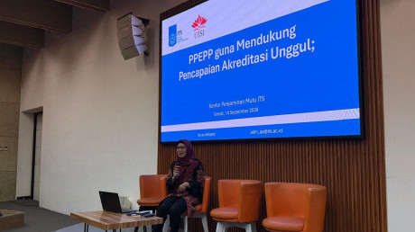 Prof. Sri Gunani P., Direktur Penjaminan Mutu ITS, saat memberikan pemaparan PPEP kepada peserta.