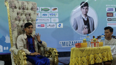 Potret Muzammil Hasballah saat menyampaikan dakwahnya di Masjid Agung Gresik Potret Muzammil Hasballah saat menyampaikan dakwahnya di Masjid Agung Gresik