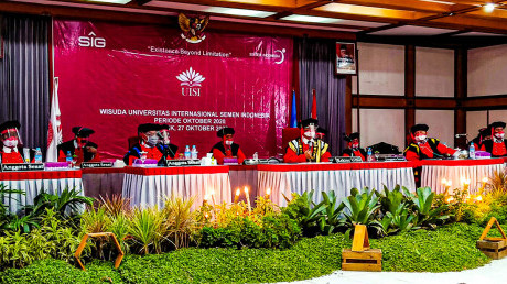 prosesi sidang senat terbuka dalam kegiatan Wisuda UISI ke-4 prosesi sidang senat terbuka dalam kegiatan Wisuda UISI ke-4