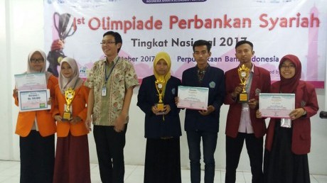 Penerimaan piala di Gedung Perpustakaan Bank Indonesia Surabaya Penerimaan piala di Gedung Perpustakaan Bank Indonesia Surabaya