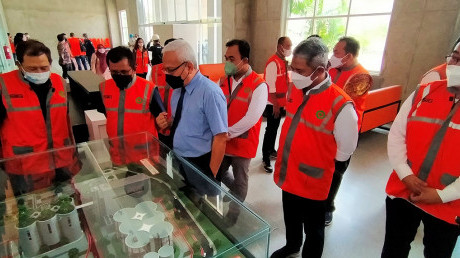 Rektor UISI Menunjukkan Salah Satu Bentuk Masterplan UISI. Rektor UISI Menunjukkan Salah Satu Bentuk Masterplan UISI.