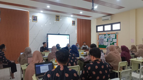 Tim Pengmas UISI memberikan pendampingan teknis sekaligus menyerahkan modul panduan CBT-Ibrah
