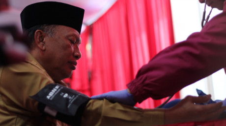 Bupati Gresik, Dr. Ir. H. Sambari Halim Radianto, ST, M.Si yang turut serta mendonorkan darah Bupati Gresik, Dr. Ir. H. Sambari Halim Radianto, ST, M.Si yang turut serta mendonorkan darah