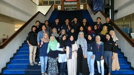 Ekspresi Tim Media UISI dengan Tim ITS Media Ekspresi Tim Media UISI dengan Tim ITS Media
