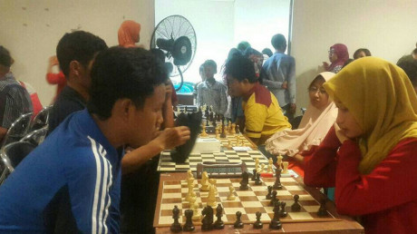 Nurmalinda Toyyiba (kanan) saat mengikuti lomba catur se-kabupaten Lamongan. Nurmalinda Toyyiba (kanan) saat mengikuti lomba catur se-kabupaten Lamongan.