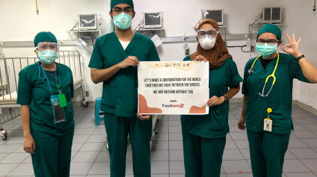 Penyerahan simbolis donasi Foodbank Manajemen UISI kepada RSUD Dr. Soetomo Surabaya