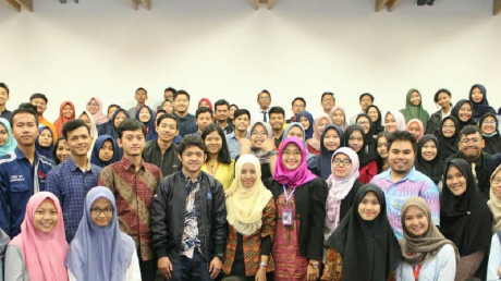 Foto bersama pemateri dengan para peserta Open Talk