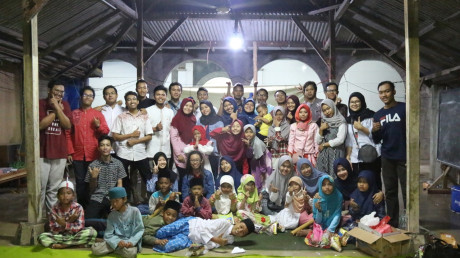Potret Kebersamaan Mahasiswa Sisfor dengan senyuman adik - adik yang mampu pecahkan tawa Potret Kebersamaan Mahasiswa Sisfor dengan senyuman adik - adik yang mampu pecahkan tawa