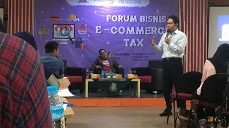 Irwan Sugianto sedang menyampaikan materi pajak penghasilan atas transaksi e-commerce.