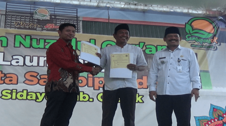 Penyerahan MoU oleh Ahmad Dahlan Malik, B. A. (Hons)., M. Ec., kepada Kepala Desa Sambipondok Mashud