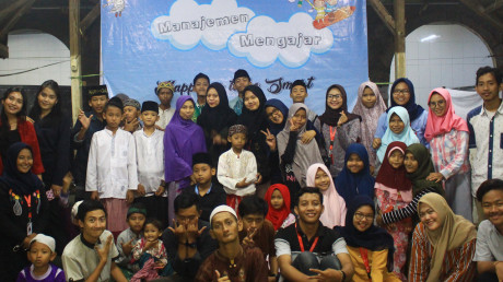 Tim panitia bersama anak-anak Pondok Pesantren Salafiyyah Nurul 'Ulum