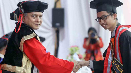 Muhammad Sholah Ed dien Al Ayubi menjadi salah satu wisudawan terbaik dari departemen Manajemen Muhammad Sholah Ed dien Al Ayubi menjadi salah satu wisudawan terbaik dari departemen Manajemen