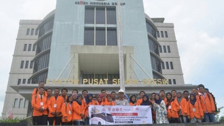 Mahasiswa Manajemen Rekayasa Angaktan 2016 di depan Gedung Utama Pabrik Tuban