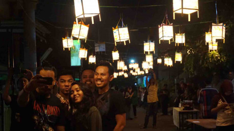 Festival damar kurung, indah dan benderang (sumber: gresiknews.co) Festival damar kurung, indah dan benderang (sumber: gresiknews.co)