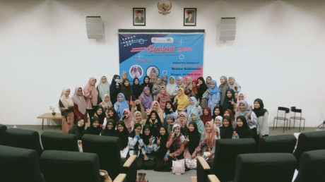 Pembicara bersama peserta usai seminar kemuslimahan