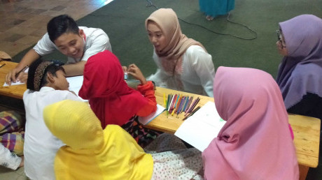 Potrait staff Hublu Himateklog yang sedang mendampingi adik di Panti Asuhan Nurul Ulum menggambar