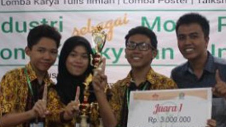JUARA dari SMAN 1 MALANG ( Rizki Bagus Maulana, Dienda Kamilia Salsabila,& Fariz Dian Nugraha )