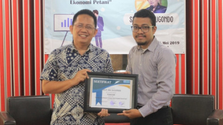 Pemberian sertifikat narasumber untuk Sigit Iko Sugondo Pemberian sertifikat narasumber untuk Sigit Iko Sugondo