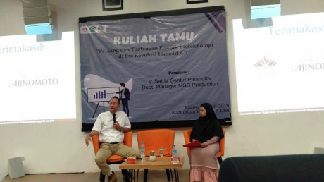 Ir. Satria Gentur Pinandita sedang memaparkan materi di Depan Panggung Auditorium Kampus B Ir. Satria Gentur Pinandita sedang memaparkan materi di Depan Panggung Auditorium Kampus B