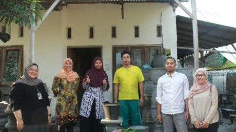 Kebersamaan tim LPPM UISI dengan Bapak Dul Malakim selaku pengrajin pot semen Kebersamaan tim LPPM UISI dengan Bapak Dul Malakim selaku pengrajin pot semen