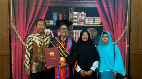 Senyum bahagia Abu Rizal Arifiansyah bersama keluarga Senyum bahagia Abu Rizal Arifiansyah bersama keluarga