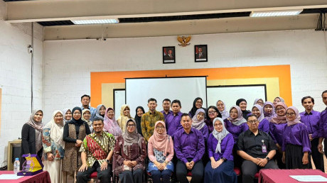 Delegasi UISI dan UNITRI berfoto bersama usai studi banding penjaminan mutu di Ruang Aula Kampus B