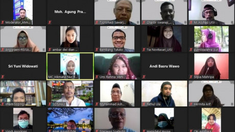 Potret kegiatan saat sesi foto bersama dengan pembicara Potret kegiatan saat sesi foto bersama dengan pembicara