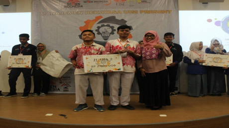 Pemenang Innovation Challenge beserta Kepala Departemen Manajemen Rekayasa