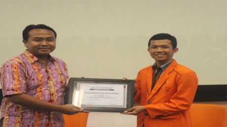 Pemberian sertifikat penghargaan oleh ketua pelaksana kepada Budiana Nur Rohmad selaku pemateri Pemberian sertifikat penghargaan oleh ketua pelaksana kepada Budiana Nur Rohmad selaku pemateri