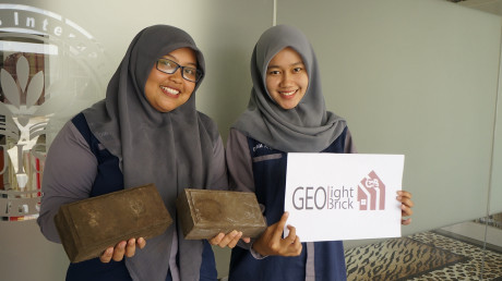 Yudha Maylinda C (2015) dan Dyah Ayu Wulandari (2015) menunjukkan produk geolight brick