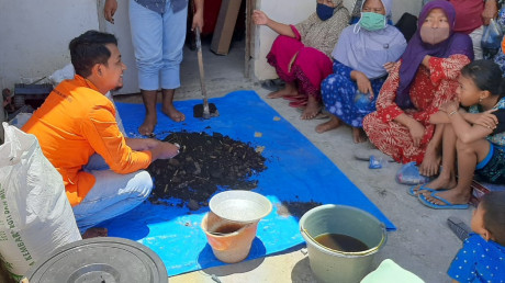 Lanang Pangestu, sebagai tim PHP2D HIMATRIAN melakukan demonstrasi pembuatan pupuk kompos pada warga